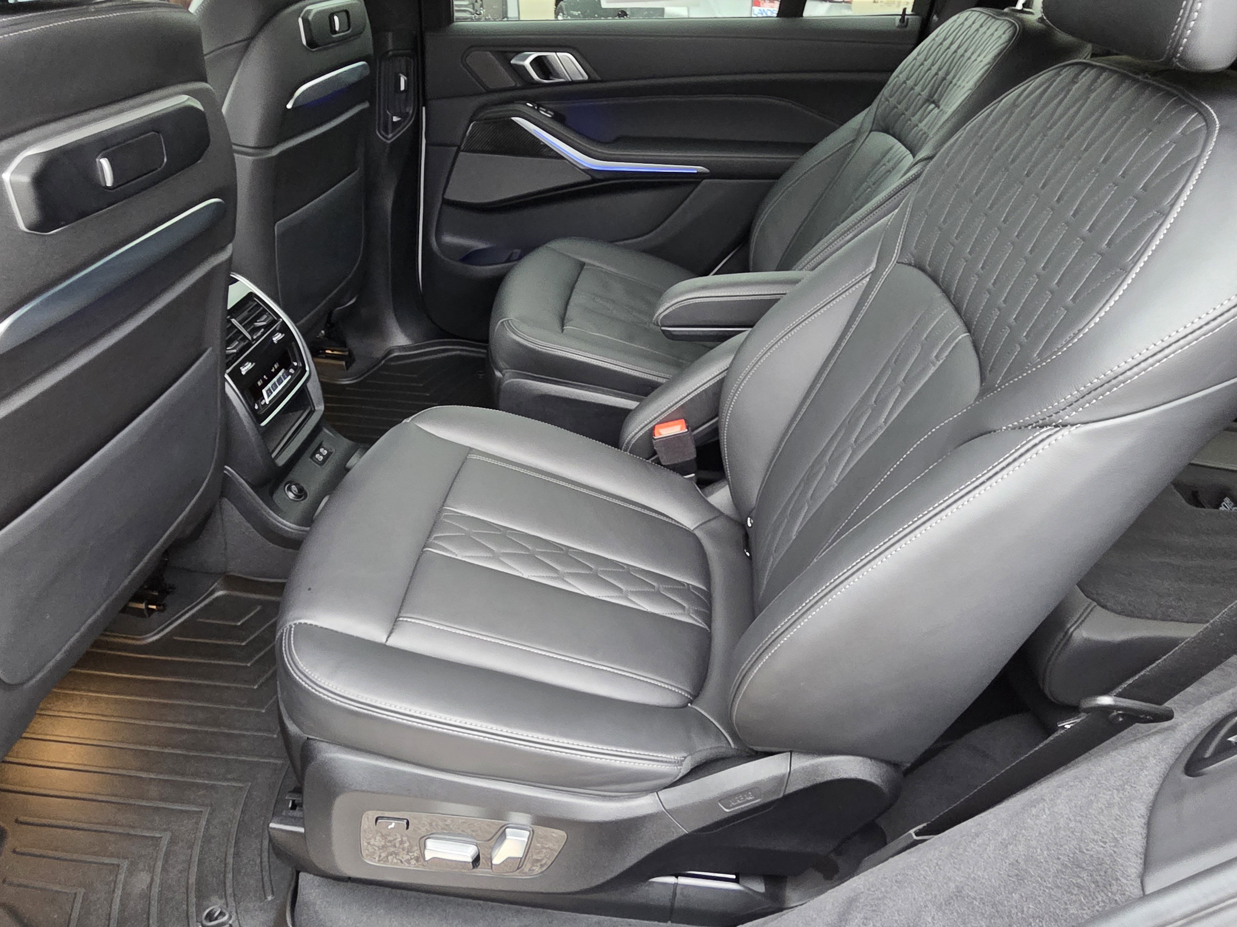 Used 2023 BMW X7 M60i w/ Executive Package image 11