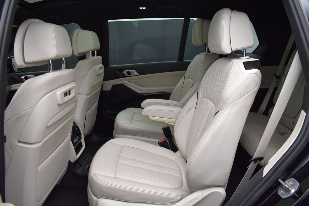 Used 2022 BMW X7 xDrive40i w/ M Sport Package AWD/4WD image 11