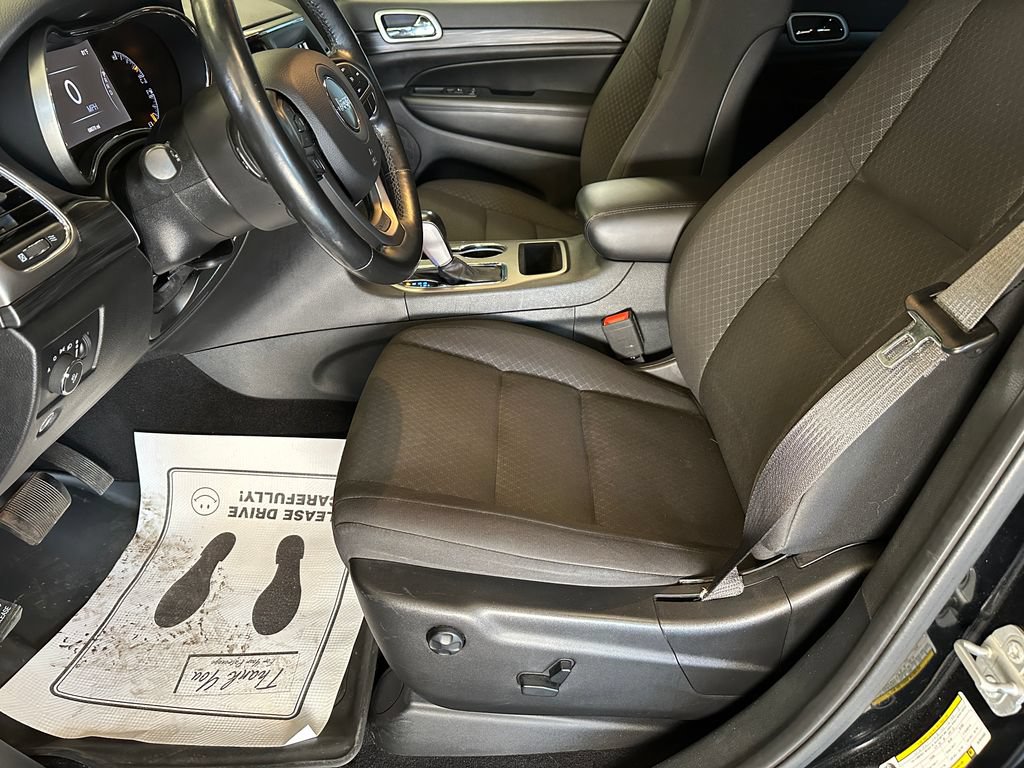 Used 2019 Jeep Grand Cherokee Laredo w/ Security & Convenience Group AWD/4WD image 20