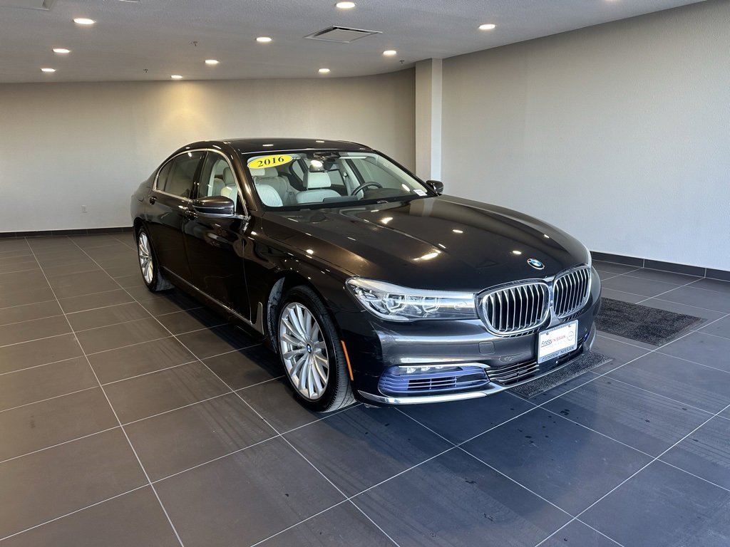 Used 2016 BMW 740i image 3