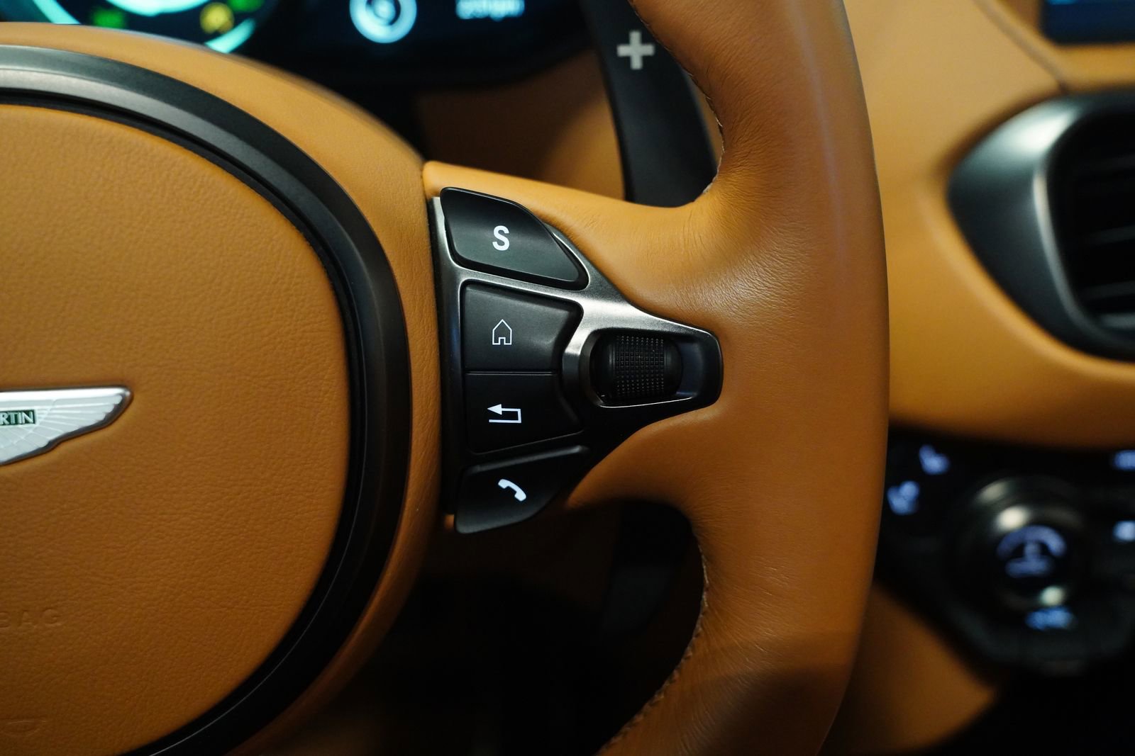 Used 2021 Aston Martin V8 Vantage Roadster RWD image 19