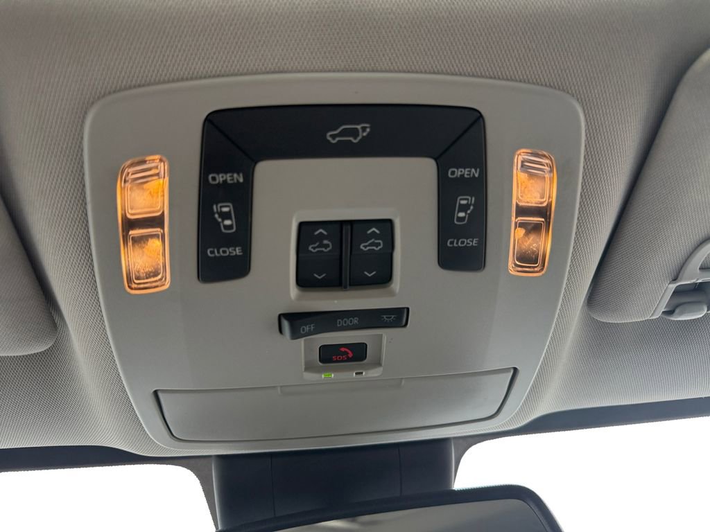 Used 2021 Toyota Sienna XLE image 23