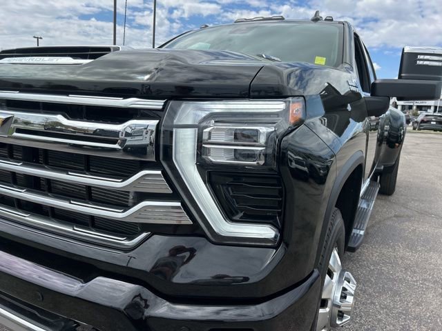Used 2024 Chevrolet Silverado 3500 High Country w/ High Country Premium Package image 9