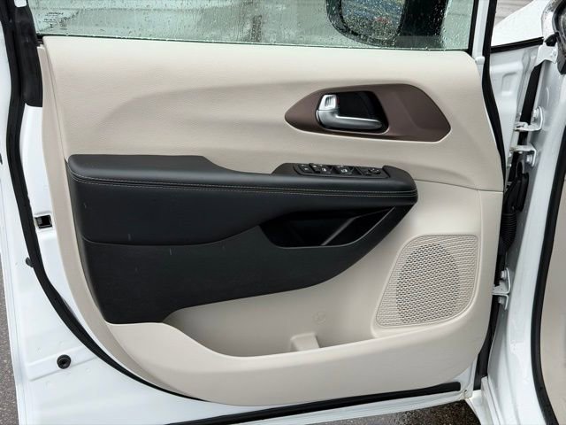 Certified 2023 Chrysler Voyager LX FWD image 13