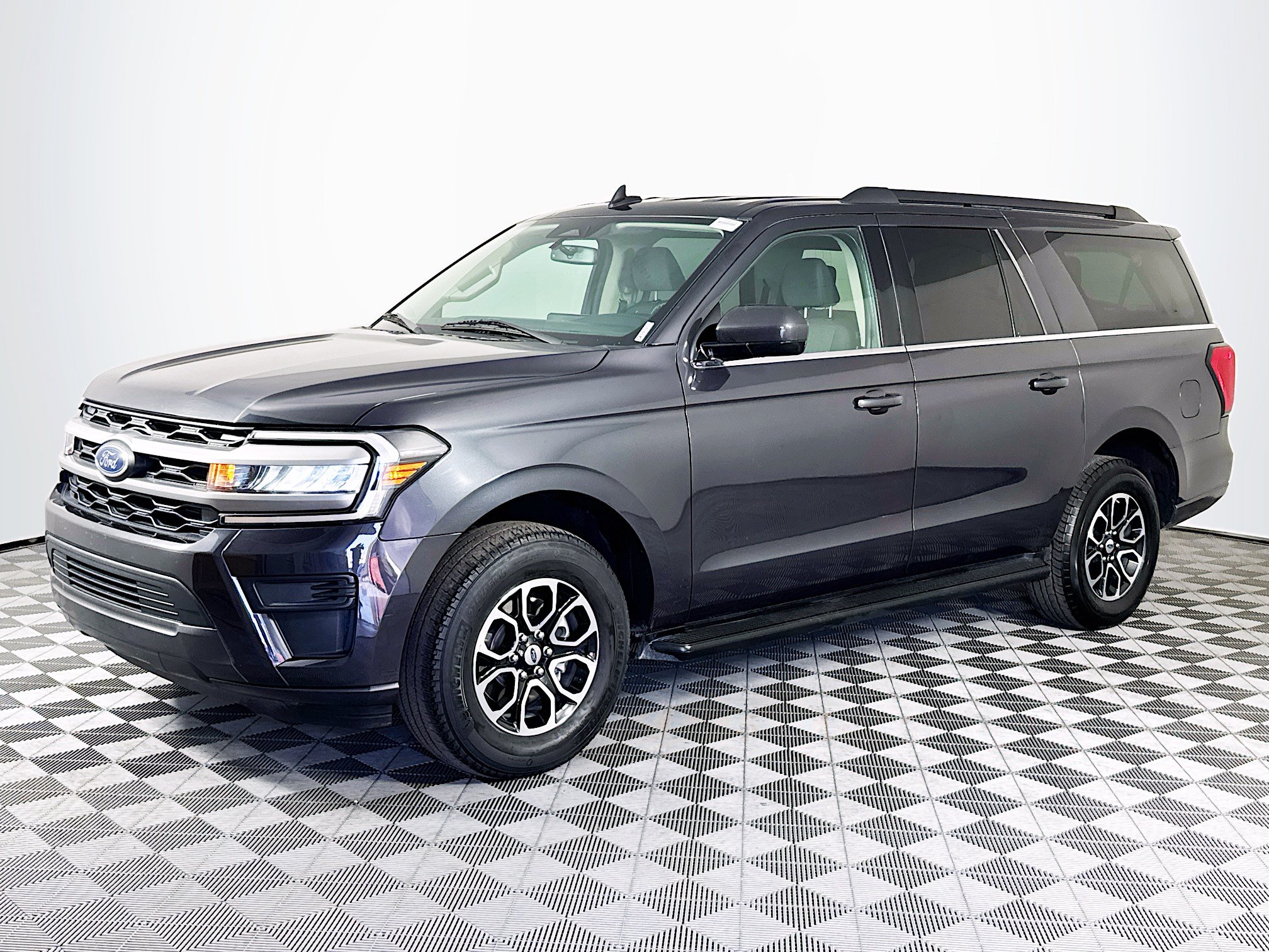 Used 2024 Ford Expedition Max XLT RWD image 4