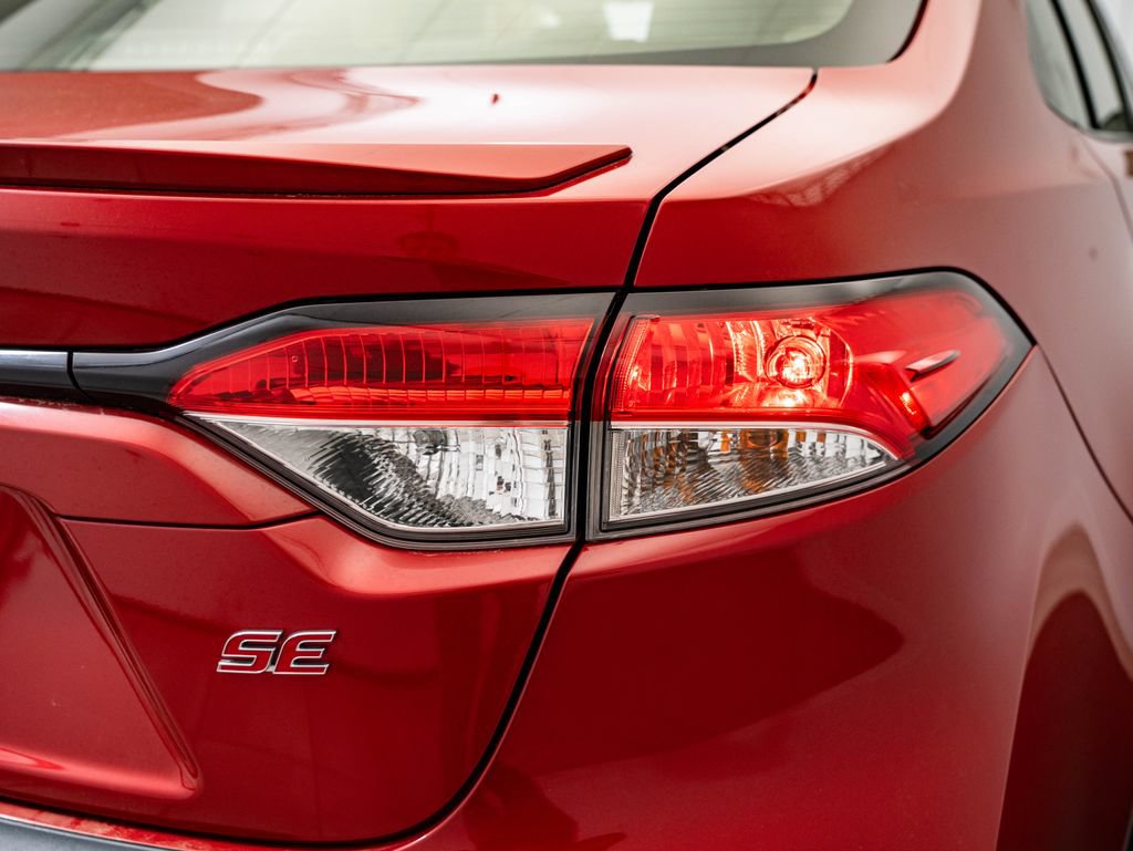 Used 2020 Toyota Corolla SE w/ SE Premium Package FWD image 9