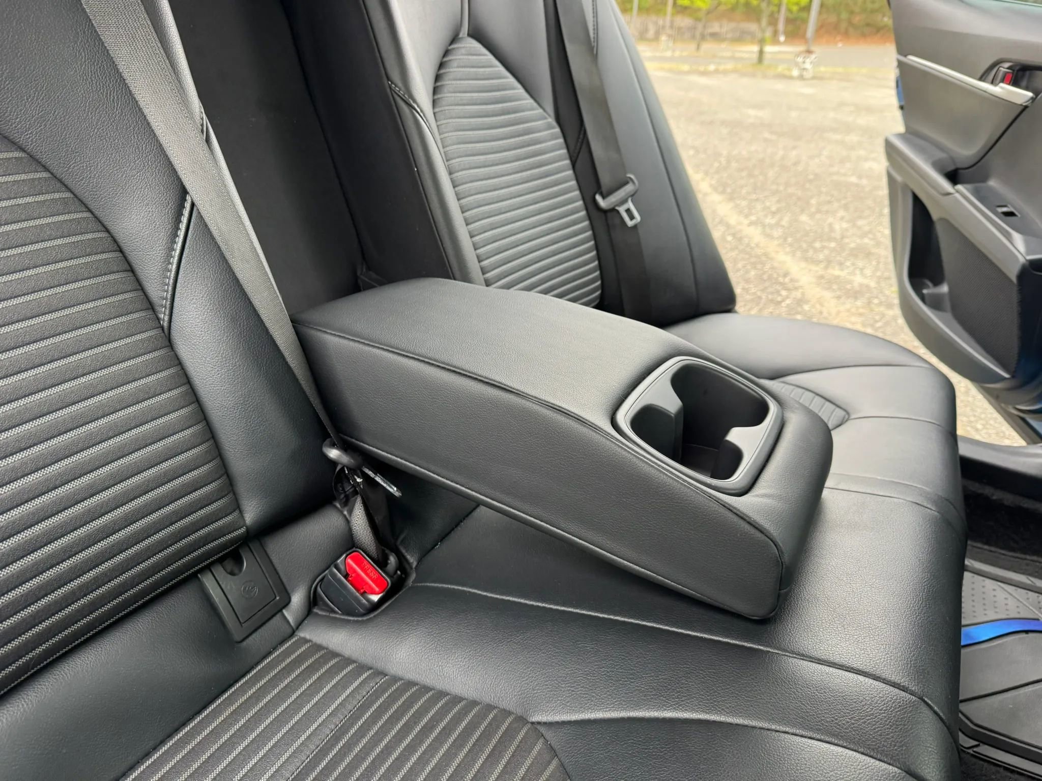 Used 2019 Toyota Camry SE FWD image 19