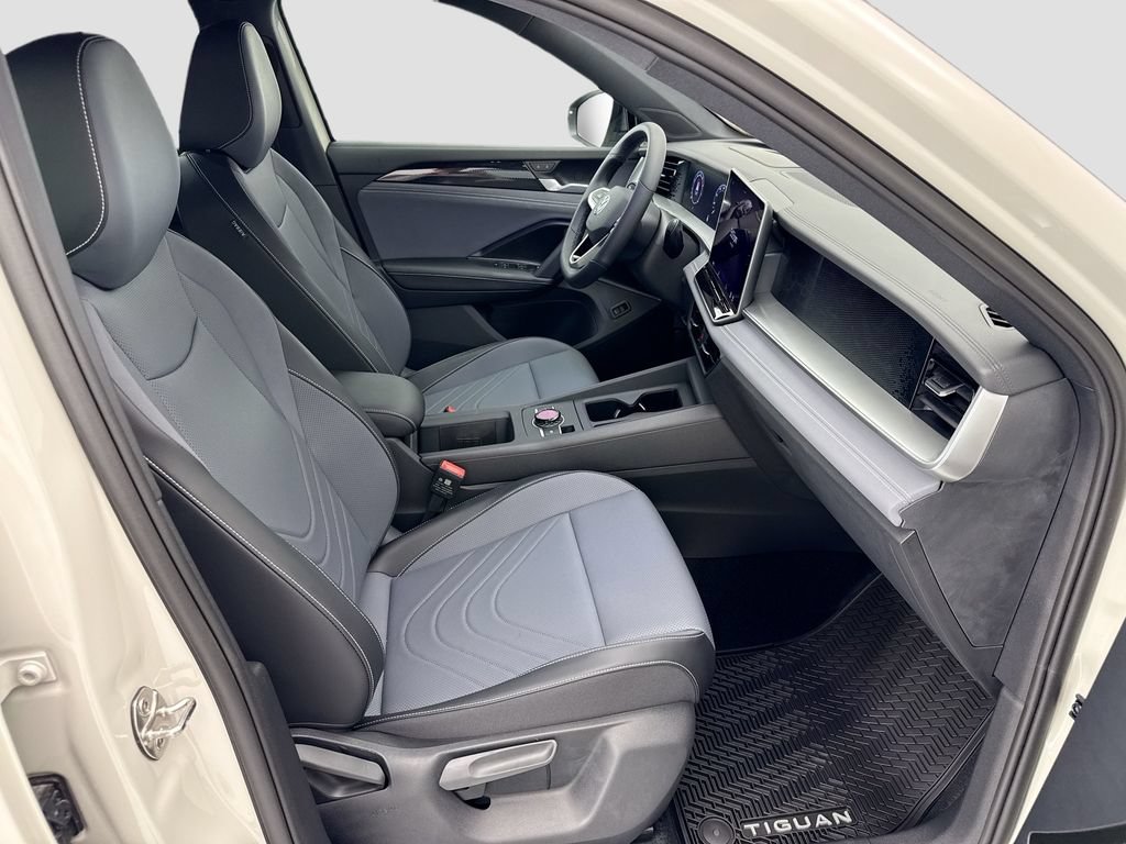 New 2026 Volkswagen Tiguan SE R-Line FWD image 18