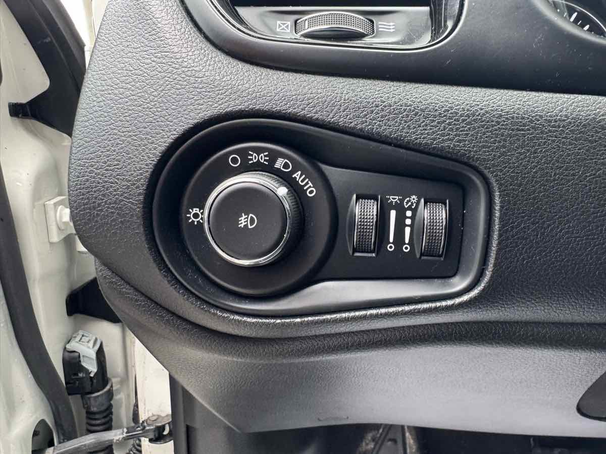 Used 2020 Jeep Renegade Altitude AWD/4WD image 10