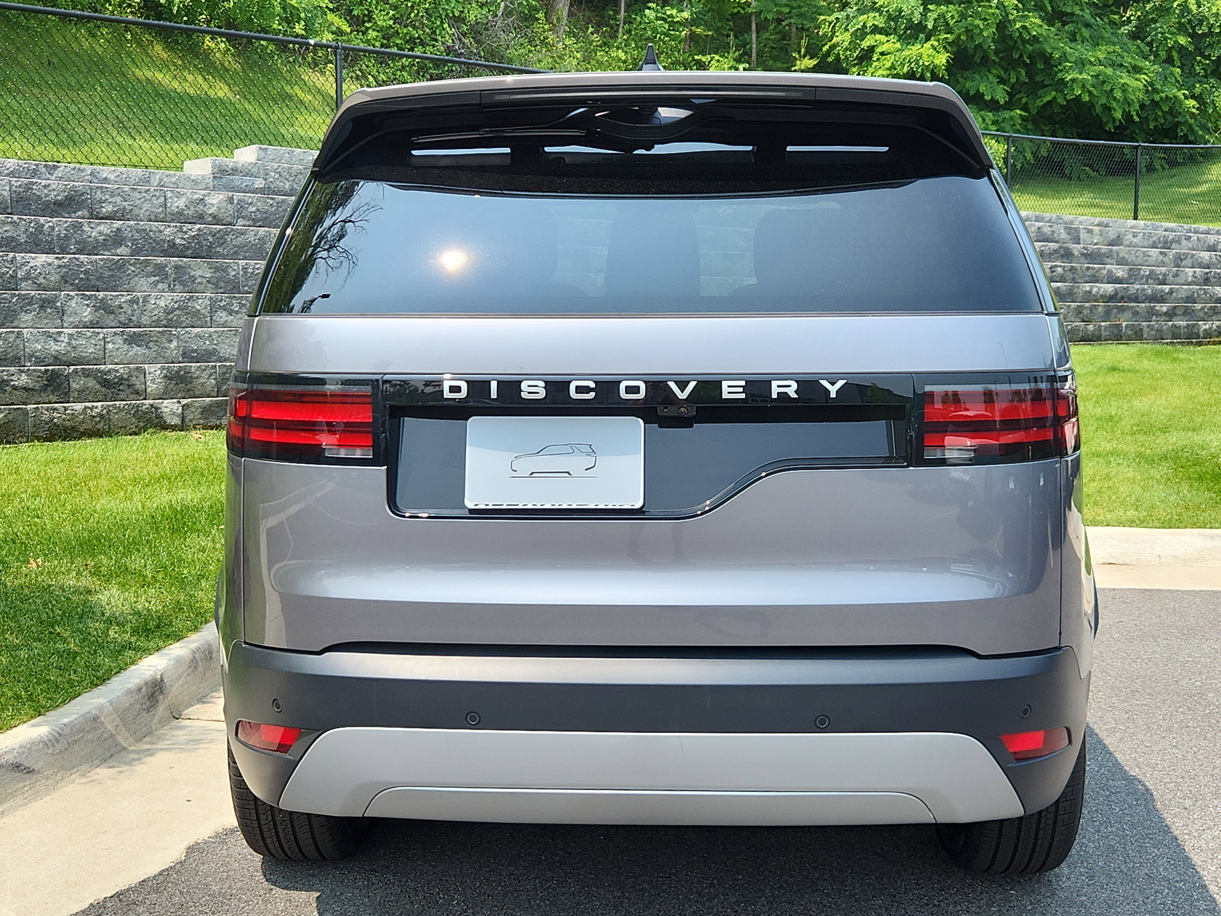 New 2025 Land Rover Discovery S image 7