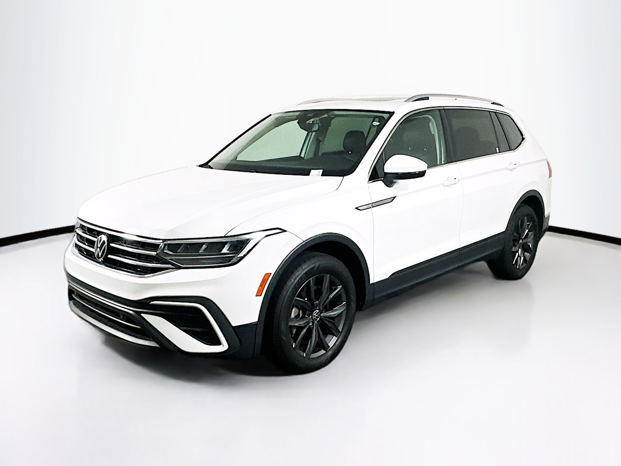 Used 2022 Volkswagen Tiguan SE FWD image 3