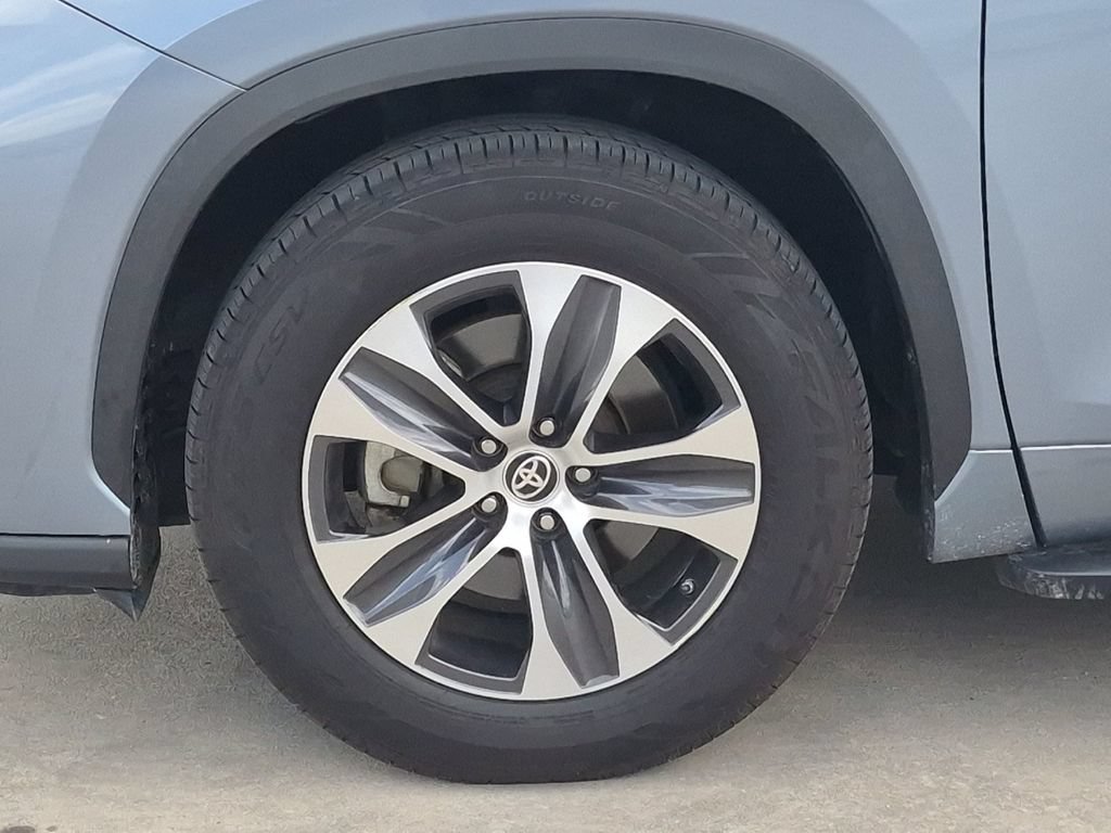 Used 2020 Toyota Highlander XLE FWD image 28