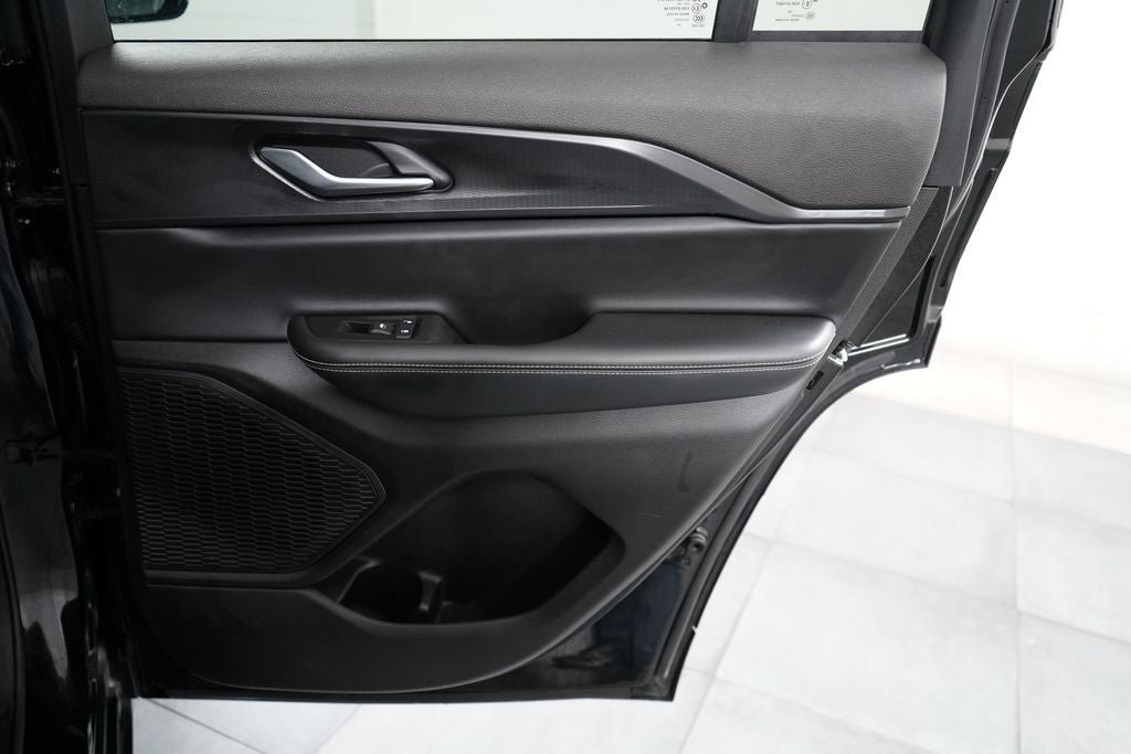 Used 2025 Jeep Grand Cherokee Altitude AWD/4WD image 16
