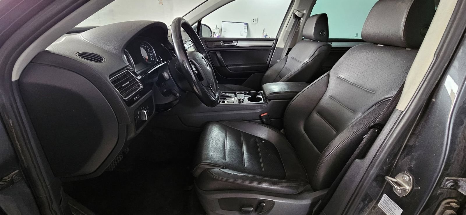 Used 2011 Volkswagen Touareg Sport AWD/4WD image 14