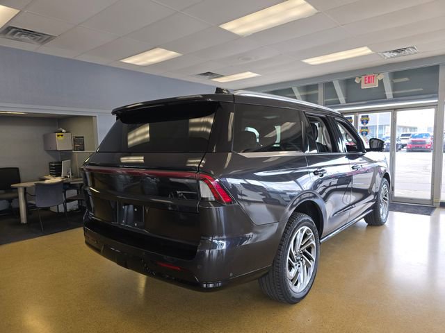Used 2025 Lincoln Navigator Reserve image 3