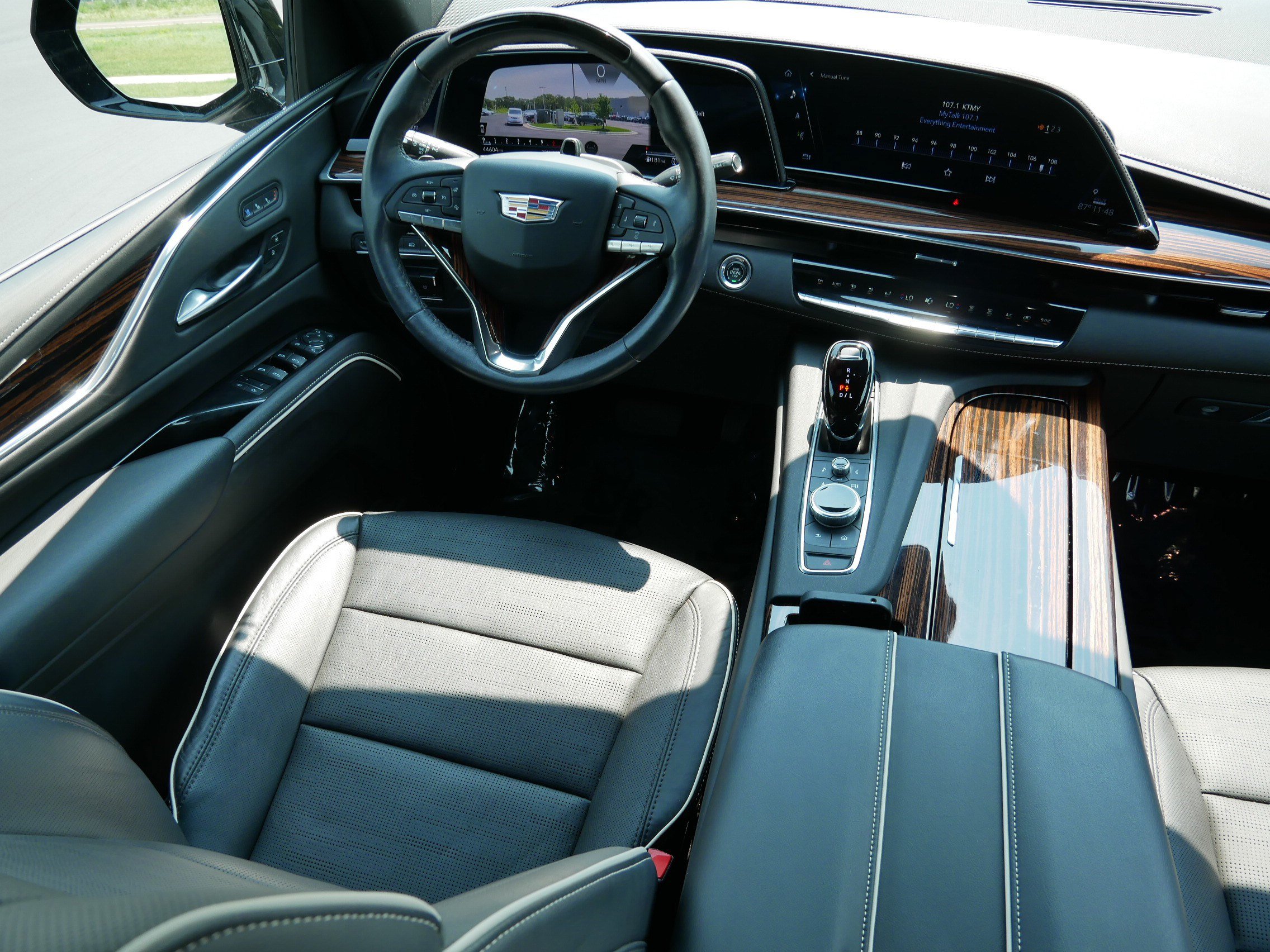 Certified 2023 Cadillac Escalade ESV Premium Luxury w/ Performance Package AWD/4WD image 7