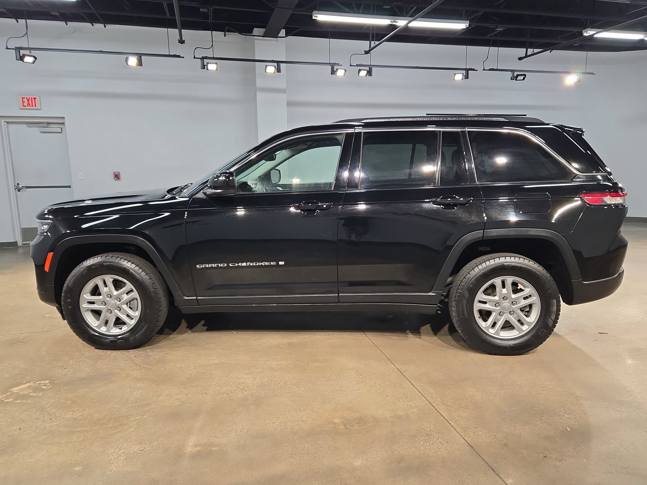 Used 2023 Jeep Grand Cherokee Laredo AWD/4WD image 4