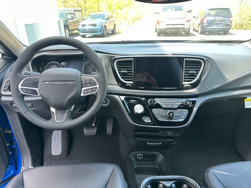 New 2027 Chrysler Pacifica Select FWD image 4