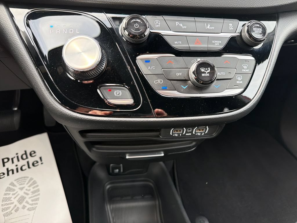 Used 2025 Chrysler Pacifica Select FWD image 17
