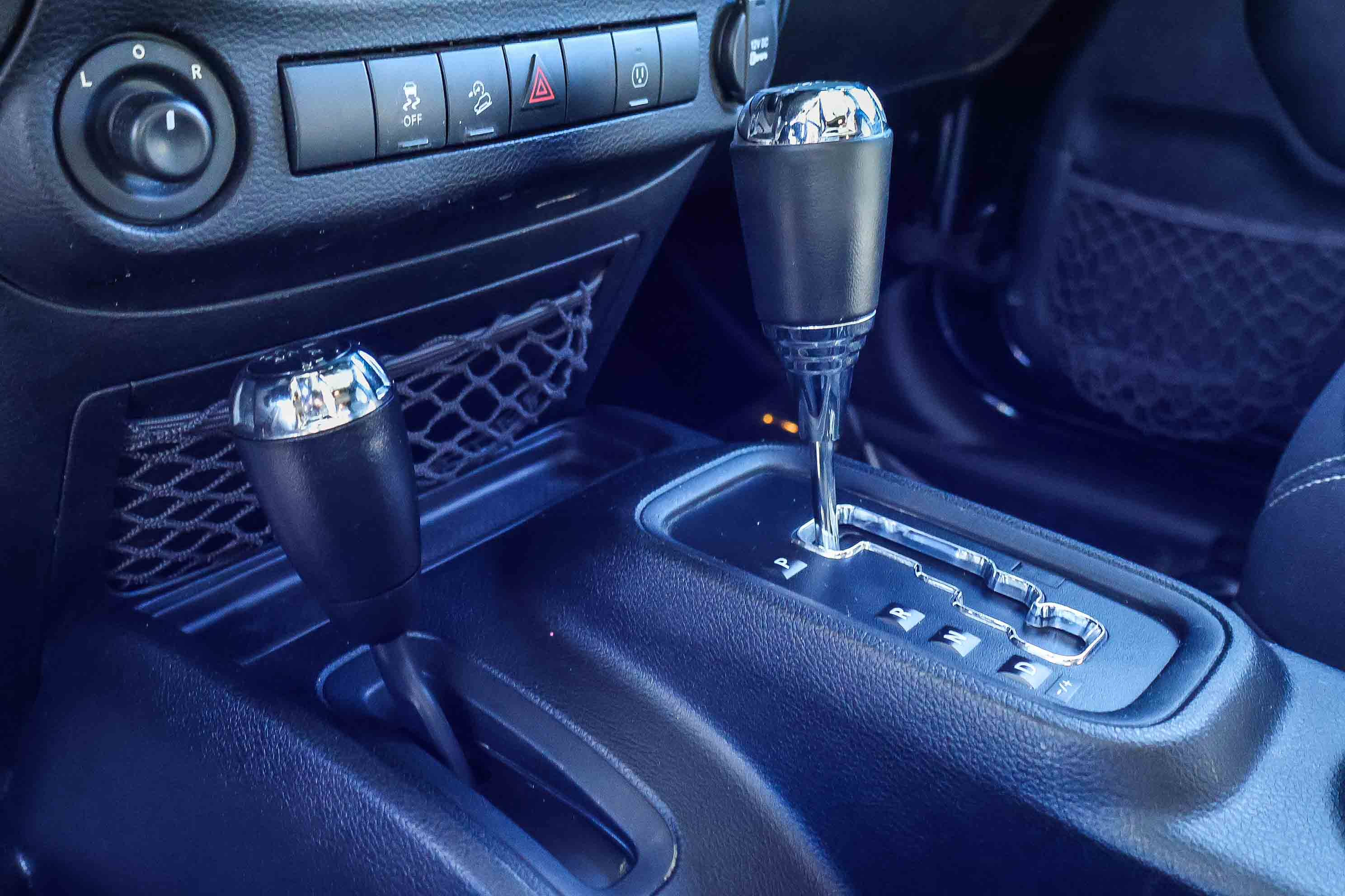 Used 2016 Jeep Wrangler Unlimited Sahara w/ Connectivity Group image 7