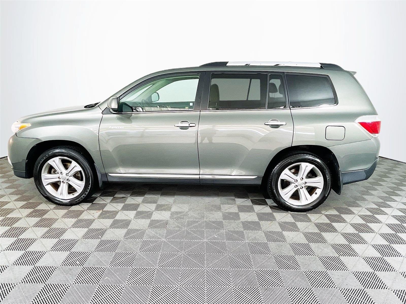 Used 2012 Toyota Highlander Limited w/ Convenience Pkg AWD/4WD image 4