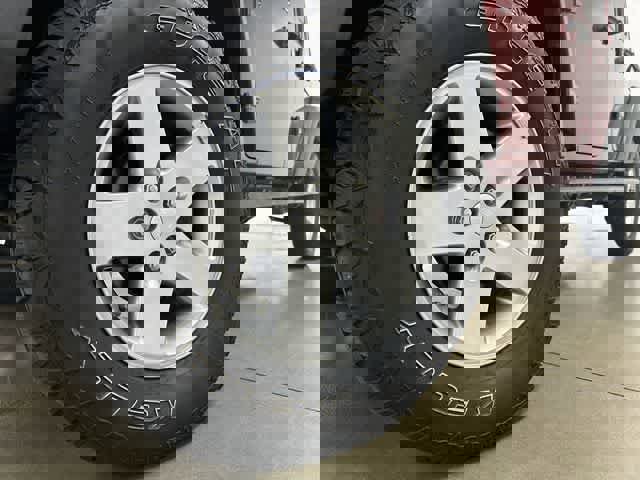 Used 2011 Jeep Wrangler Unlimited Rubicon w/ Connectivity Group image 28