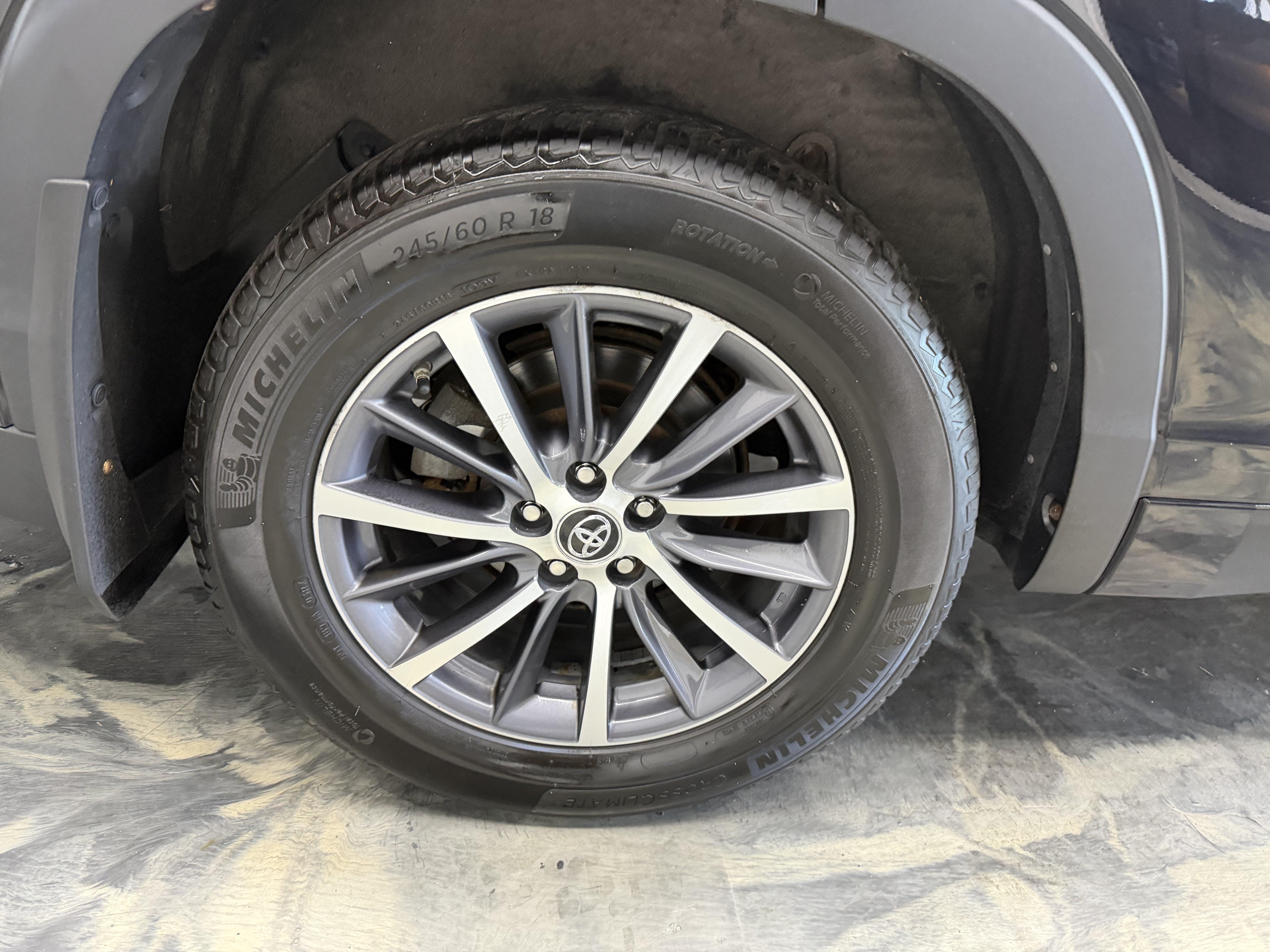 Used 2017 Toyota Highlander XLE AWD/4WD image 29