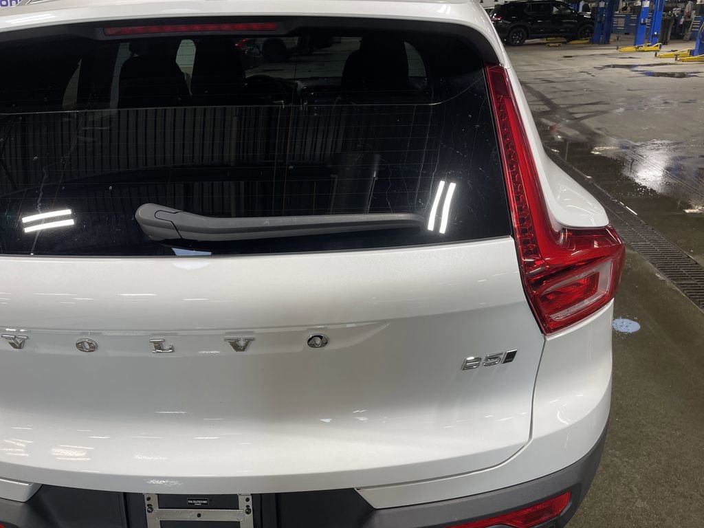 Used 2025 Volvo XC40 B5 Core AWD/4WD image 12