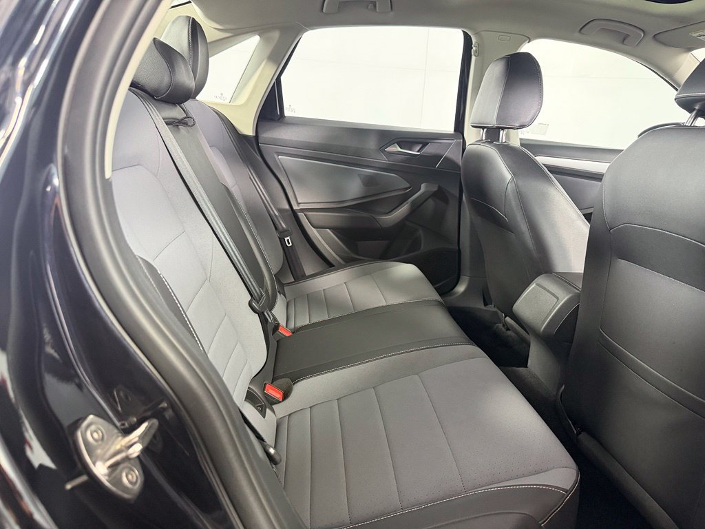 Used 2025 Volkswagen Jetta SE FWD image 17