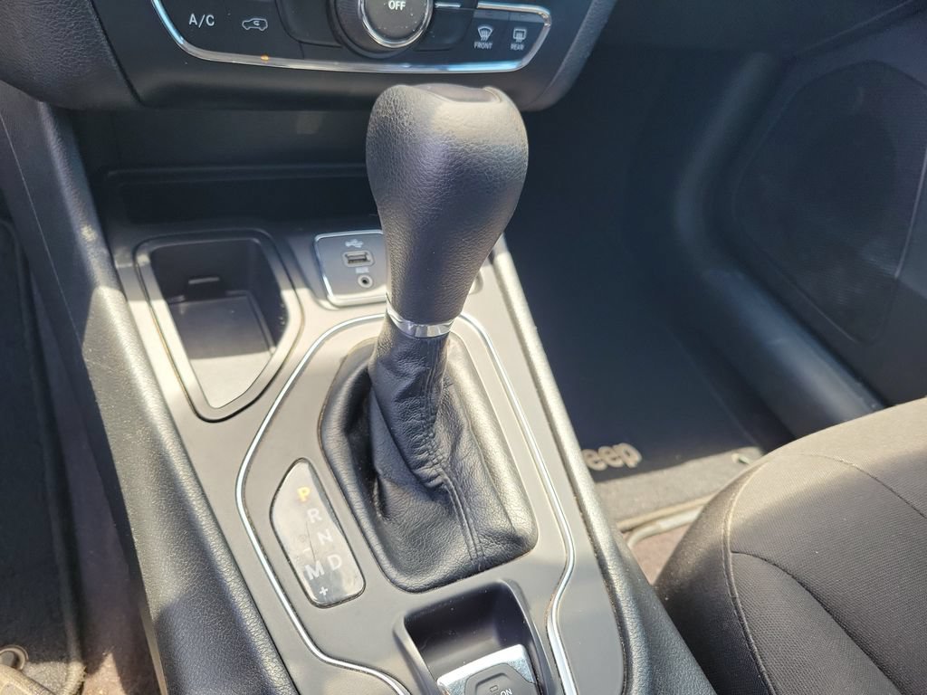 Used 2019 Jeep Cherokee Latitude w/ Popular Appearance Group FWD image 33