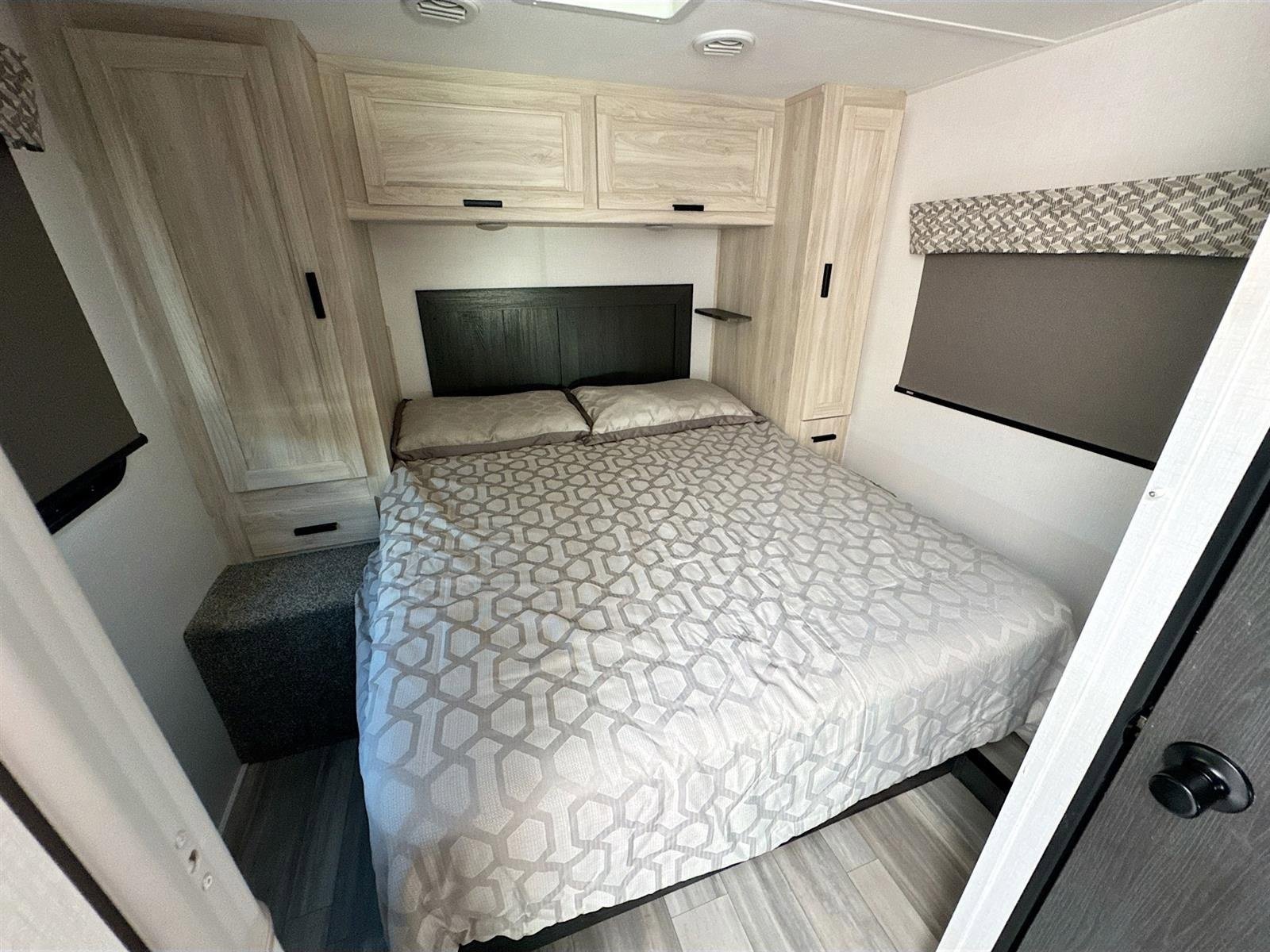 Used 2023 Ford E-450 and Econoline 450 Super Duty w/ Motorhome Prep Package RWD image 27