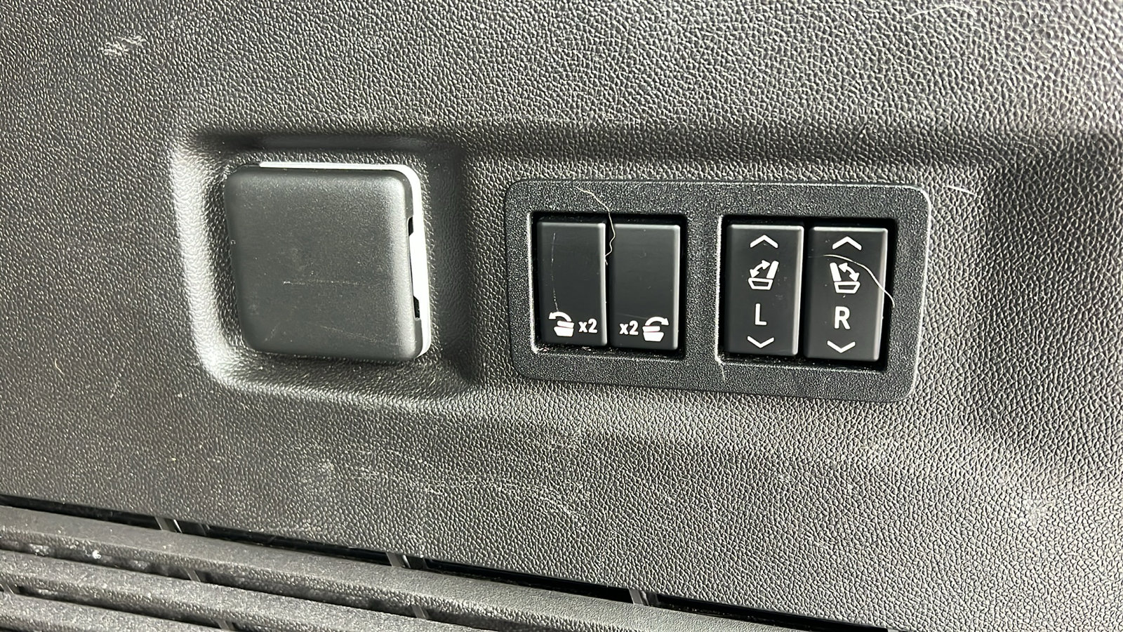 Used 2021 Chevrolet Tahoe Premier w/ Premium Package image 13