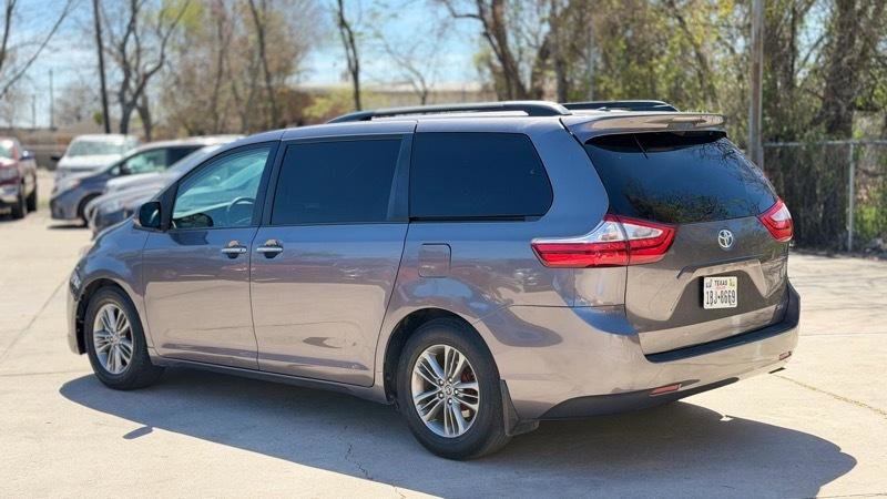 Used 2015 Toyota Sienna XLE image 6