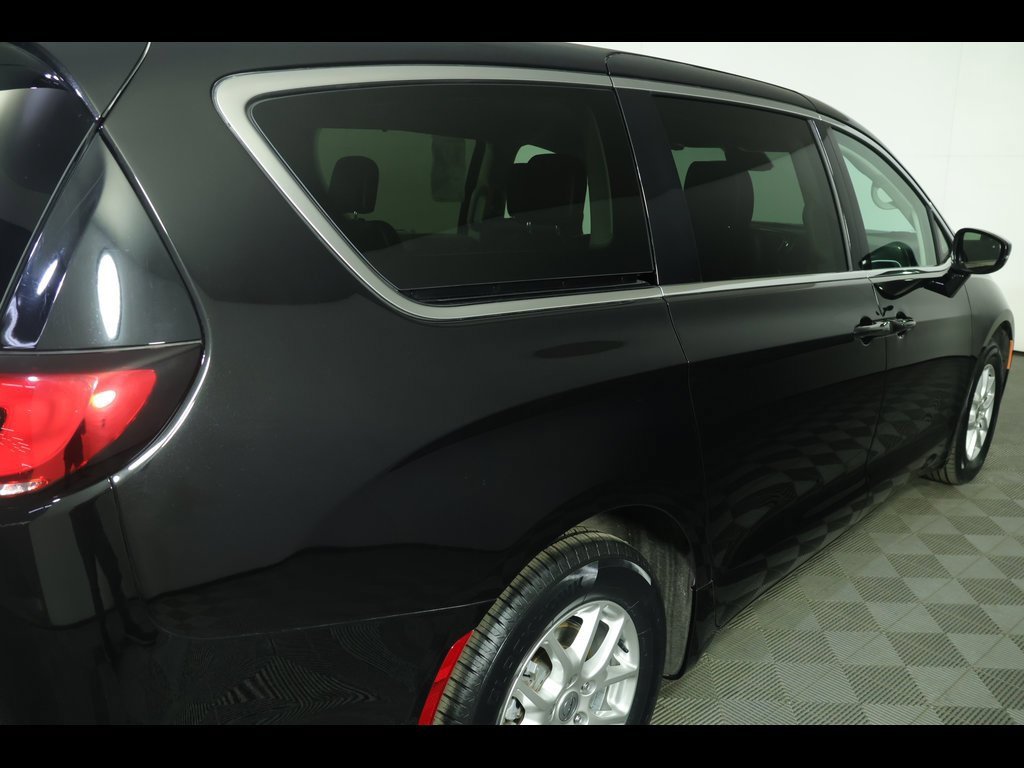 Used 2024 Chrysler Pacifica Touring-L image 19