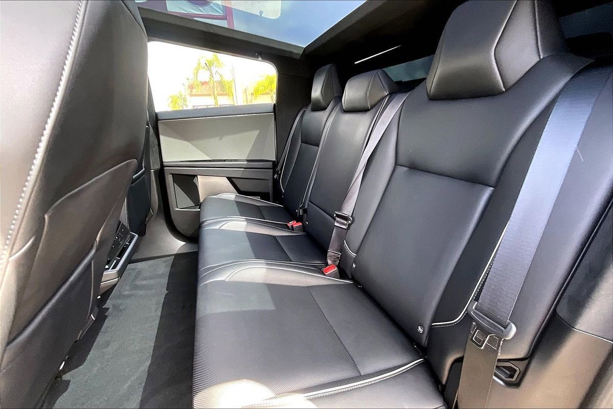 Used 2025 Tesla Cybertruck AWD Crew Cab image 4