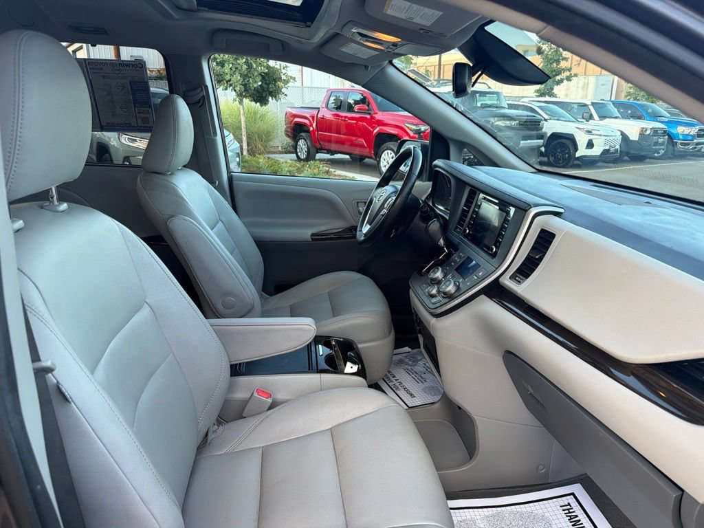 Used 2020 Toyota Sienna XLE w/ XLE Navigation Package AWD/4WD image 11