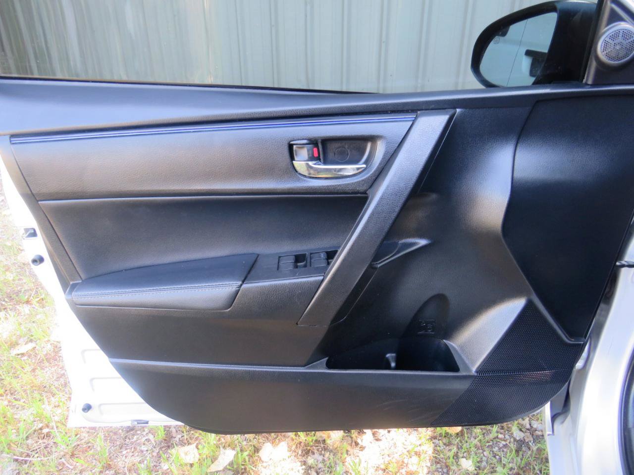 Used 2017 Toyota Corolla SE FWD image 8