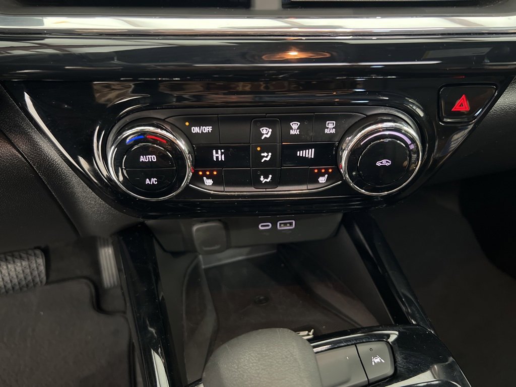 Used 2025 Chevrolet Trax RS w/ Sunroof Package image 16