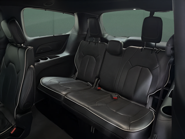 Used 2025 Chrysler Pacifica Limited FWD image 14