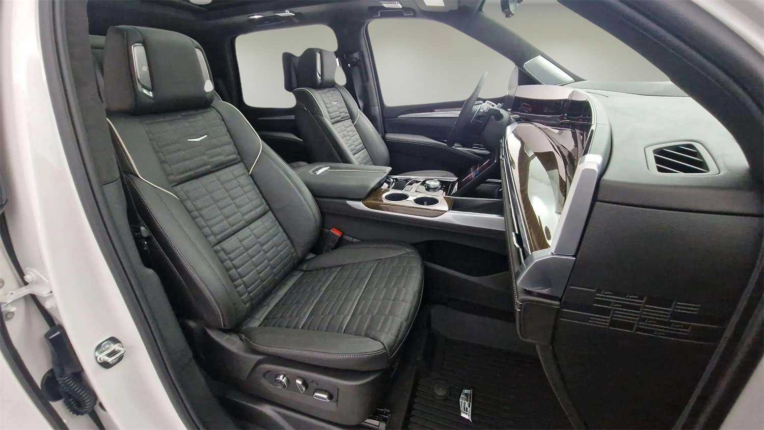 Used 2025 Cadillac Escalade Sport Platinum w/ LPO, ONYX Package image 12