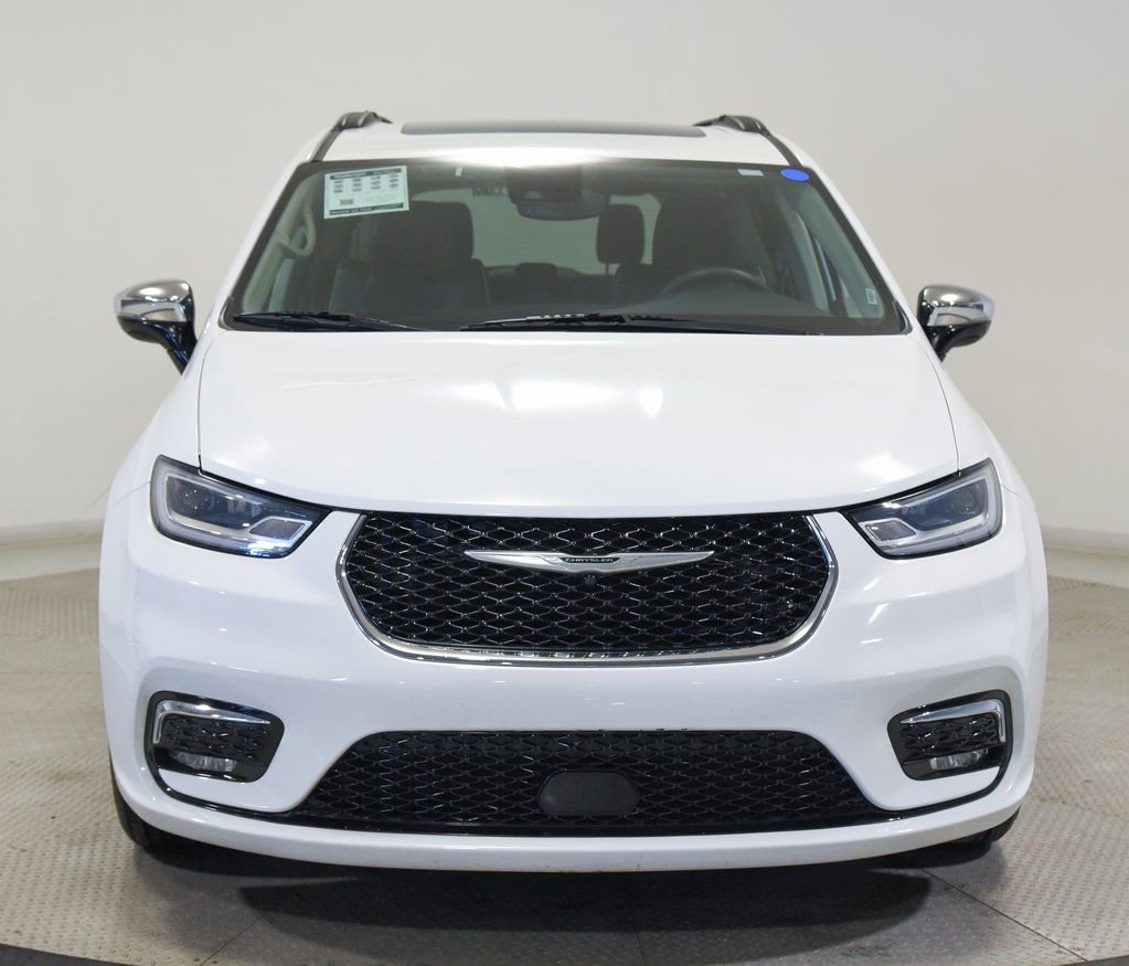 Used 2023 Chrysler Pacifica Limited image 3