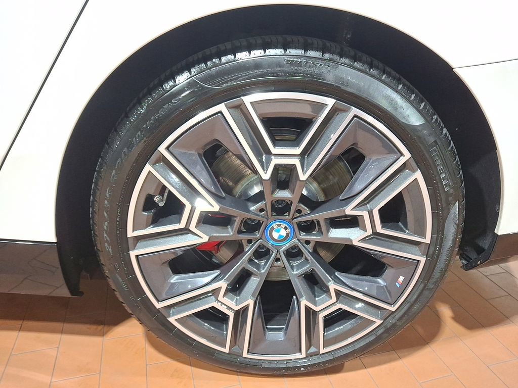 Used 2025 BMW i5 xDrive40 image 7