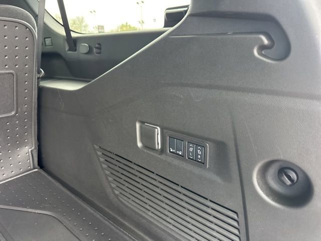Used 2026 Chevrolet Suburban High Country AWD/4WD image 8