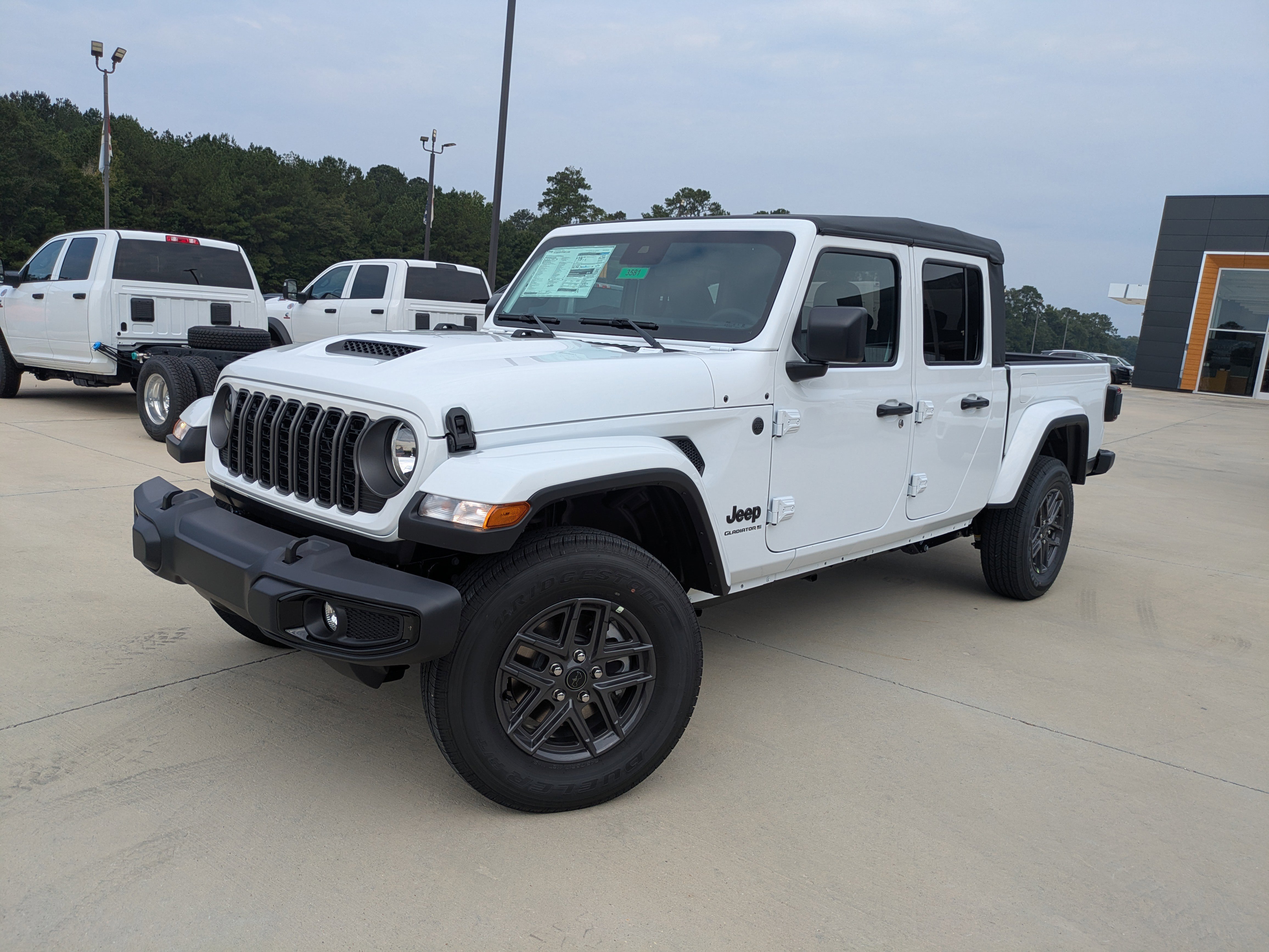New 2025 Jeep Gladiator Sport image 4