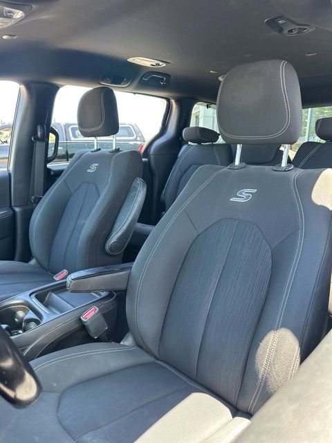 Used 2019 Chrysler Pacifica Touring Plus w/ S Appearance Package FWD image 16