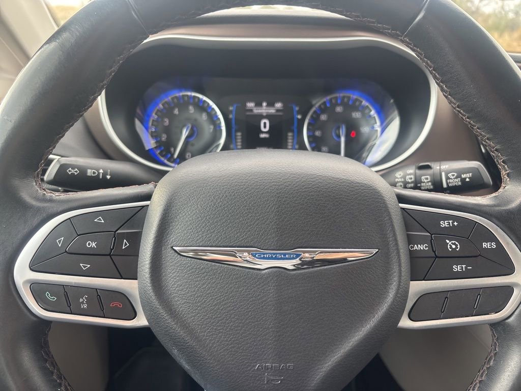 Used 2017 Chrysler Pacifica Touring-L FWD image 21