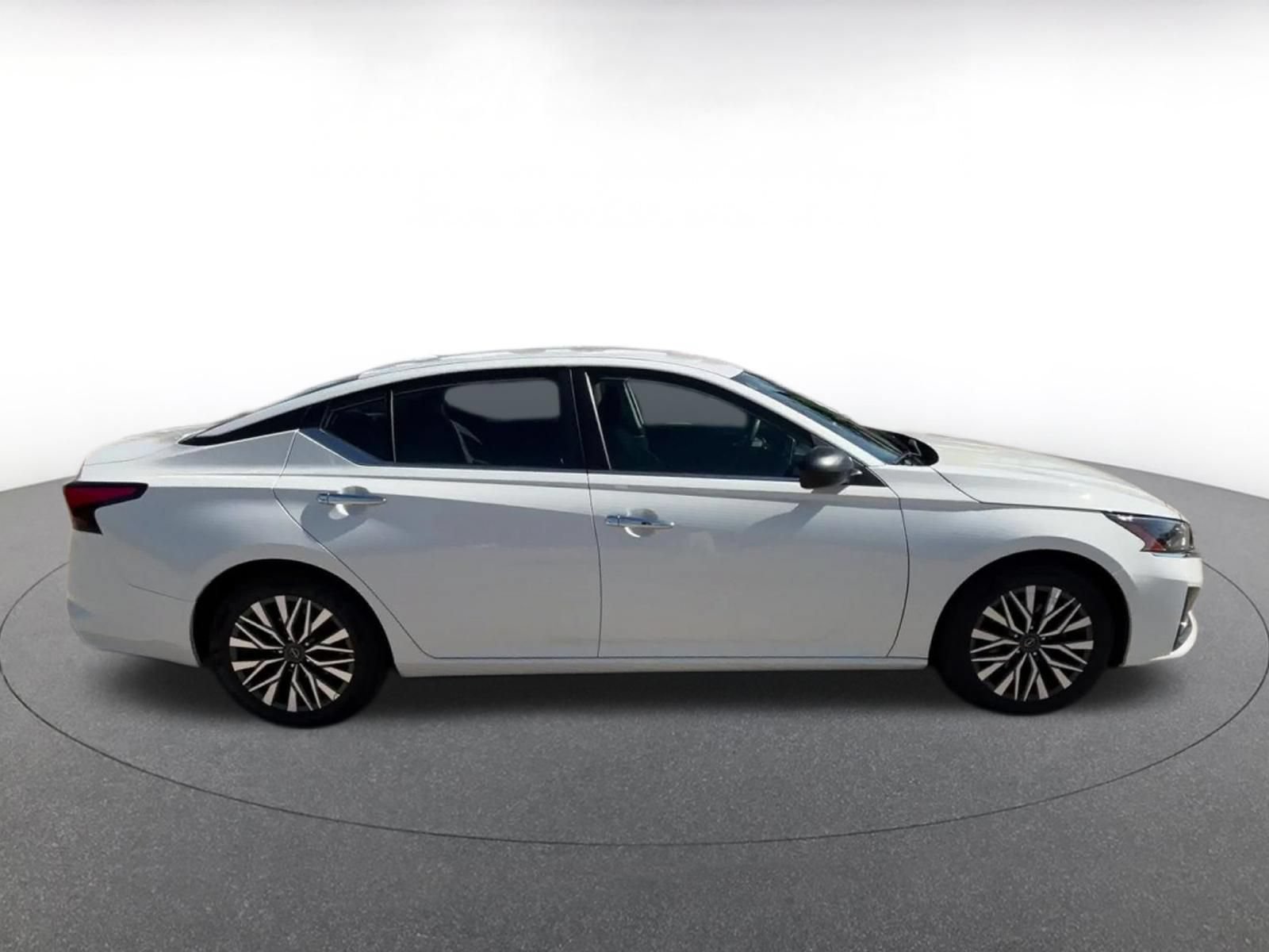 Used 2025 Nissan Altima 2.5 SV FWD image 16