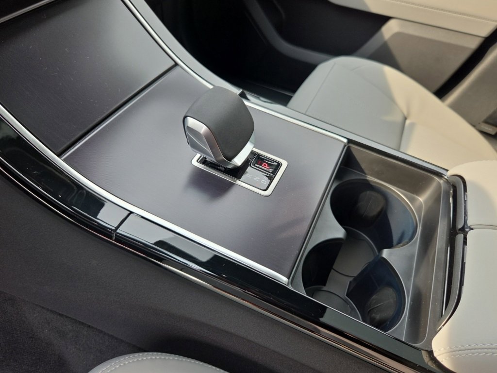 New 2026 Land Rover Range Rover Velar Dynamic SE image 13