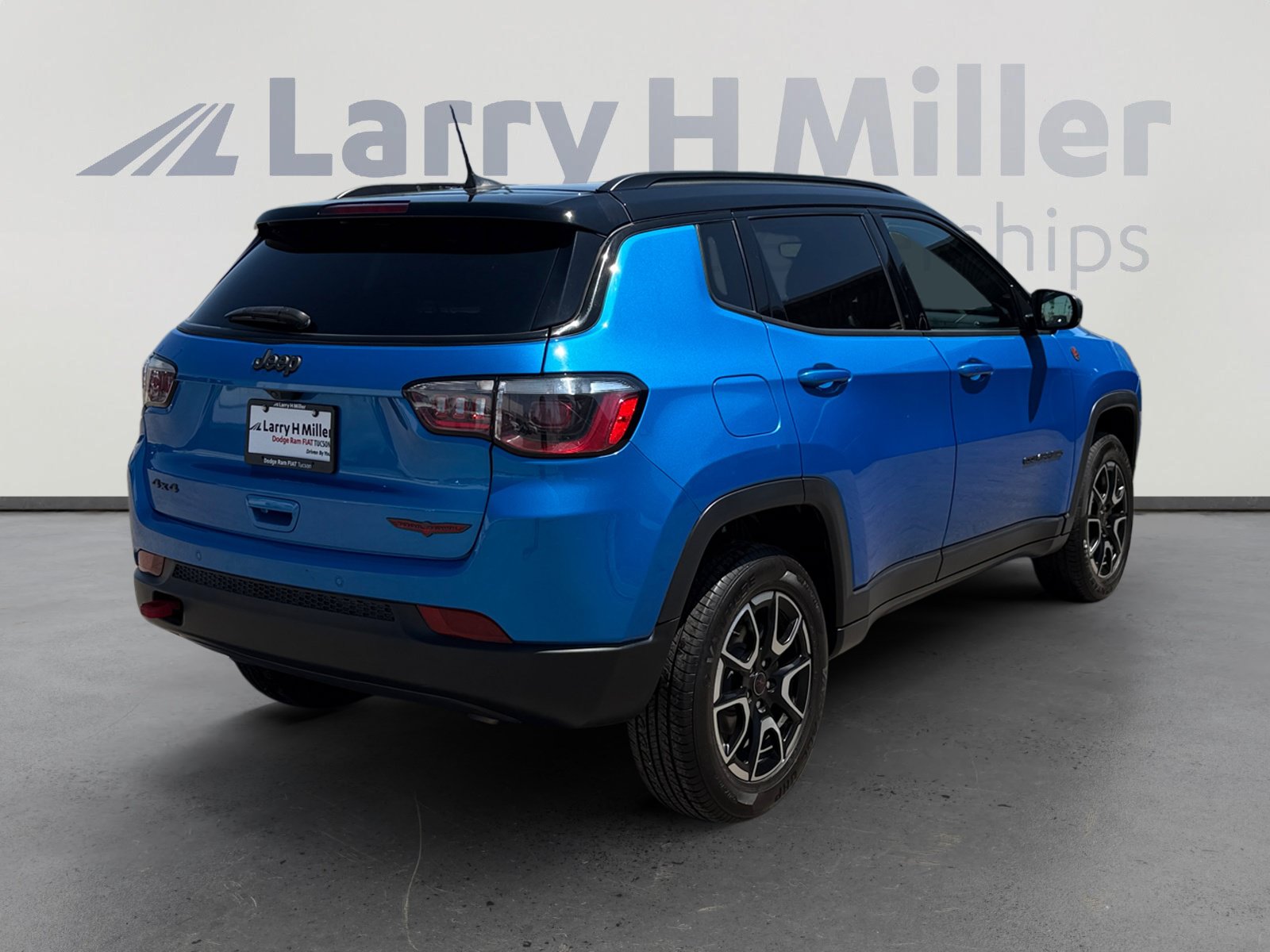 Used 2025 Jeep Compass Trailhawk AWD/4WD image 5