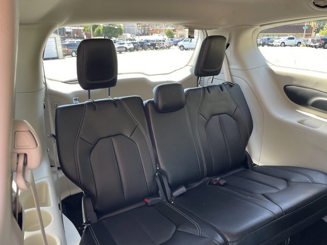 Used 2024 Chrysler Pacifica Select image 37